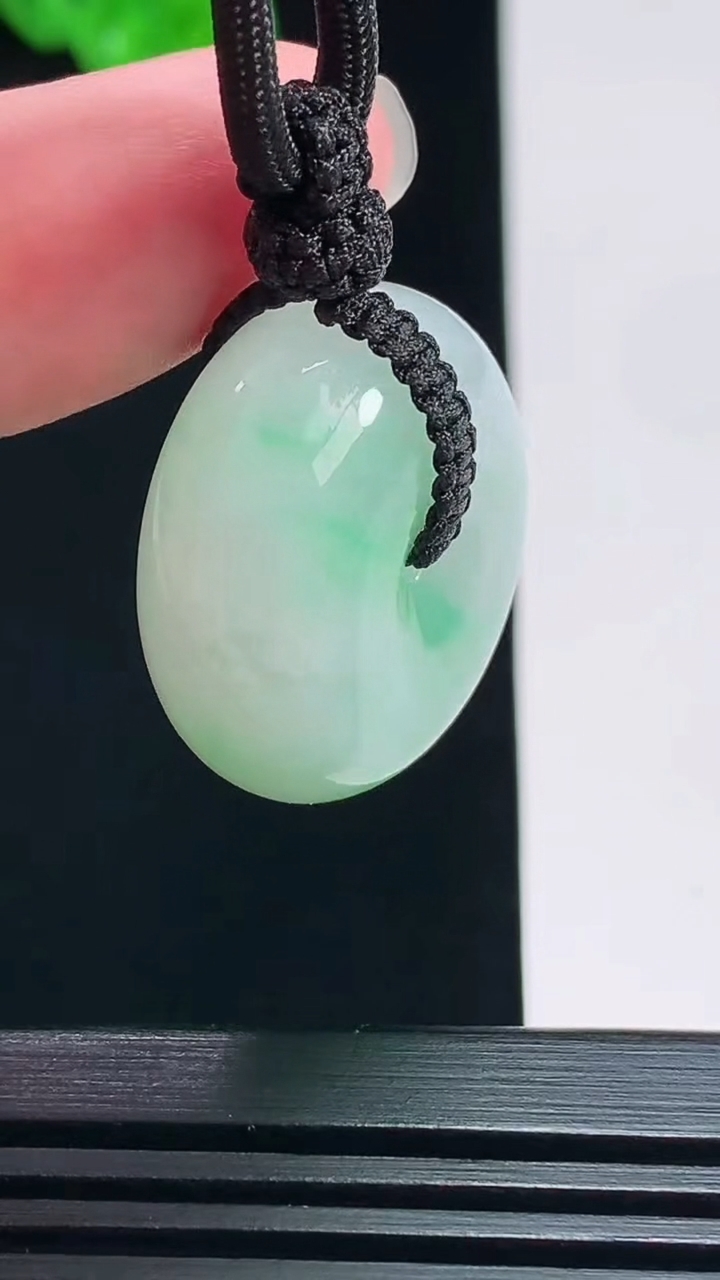 天然A货翡翠平安扣吊坠，尺寸25.5-11.3 重量:17.86g
7月19日
