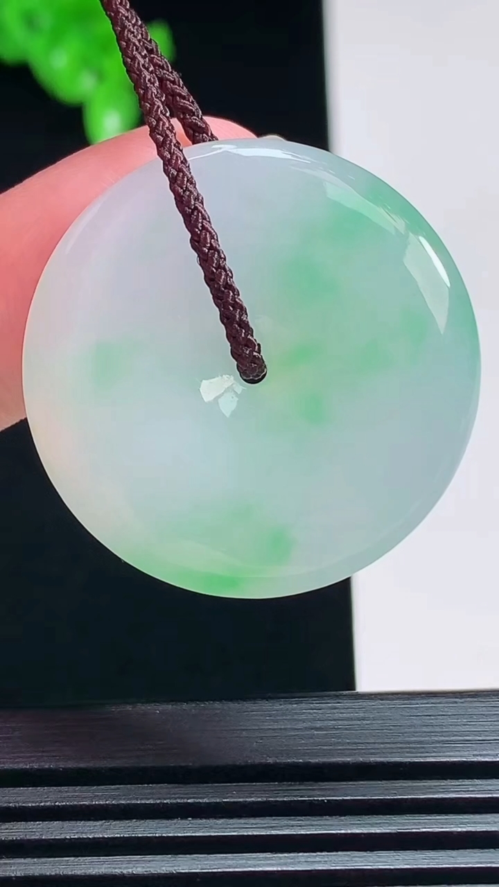 天然A货翡翠平安扣吊坠，尺寸30-5.5 重量:10.35g
7月19日