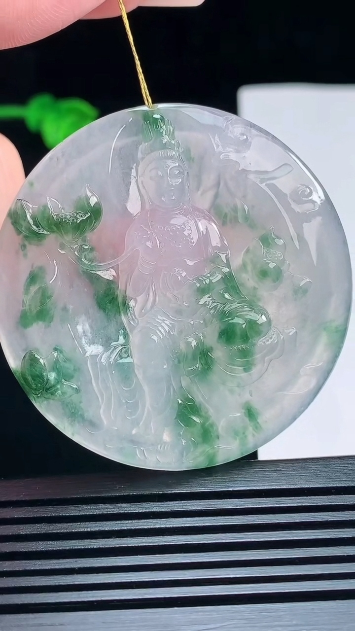天然A货翡翠种飘花大势至菩萨吊坠，尺寸53-5.2 重量:28.81g
7月19日