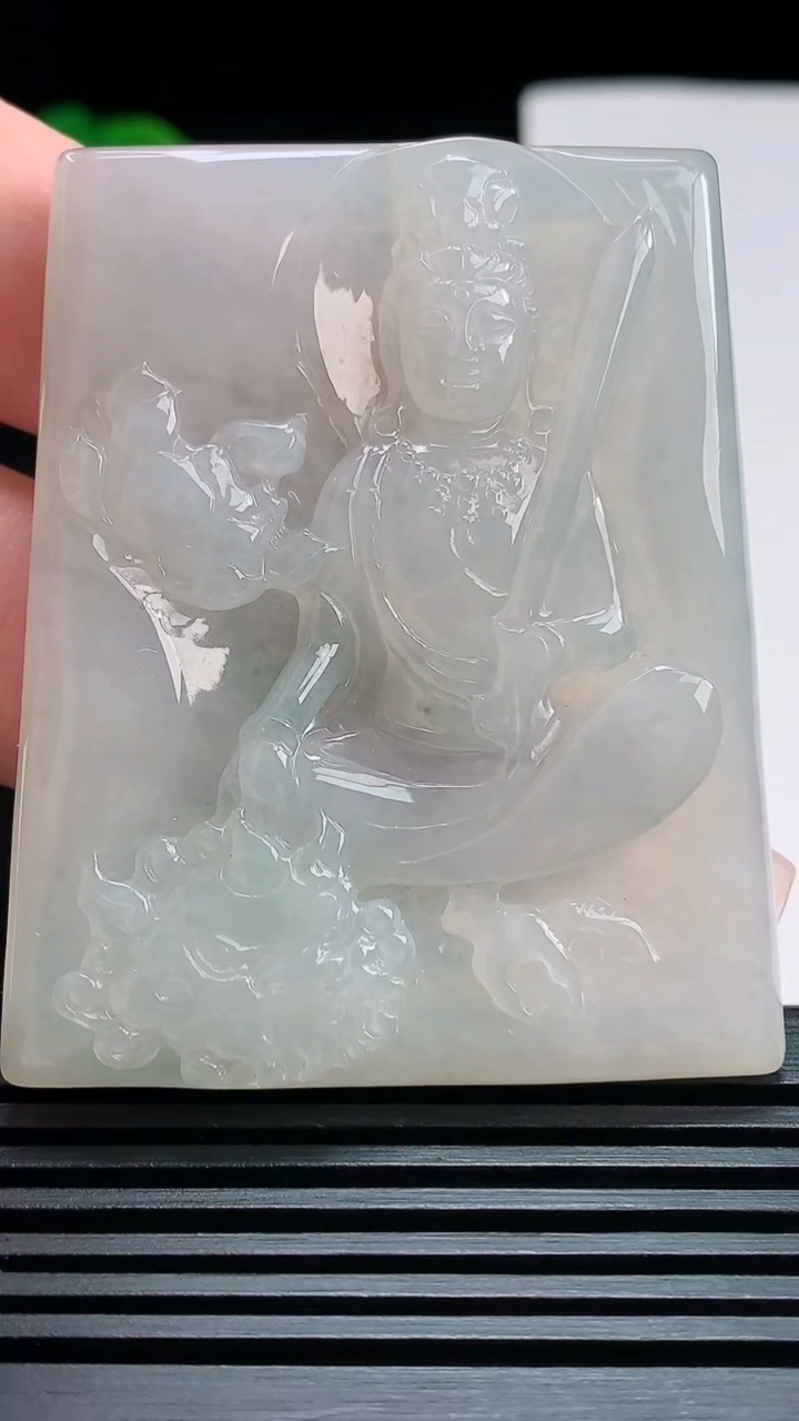 天然A货翡翠飘花大势至菩萨吊坠，尺寸56-46-5.2 重量:33.92g
7月19日