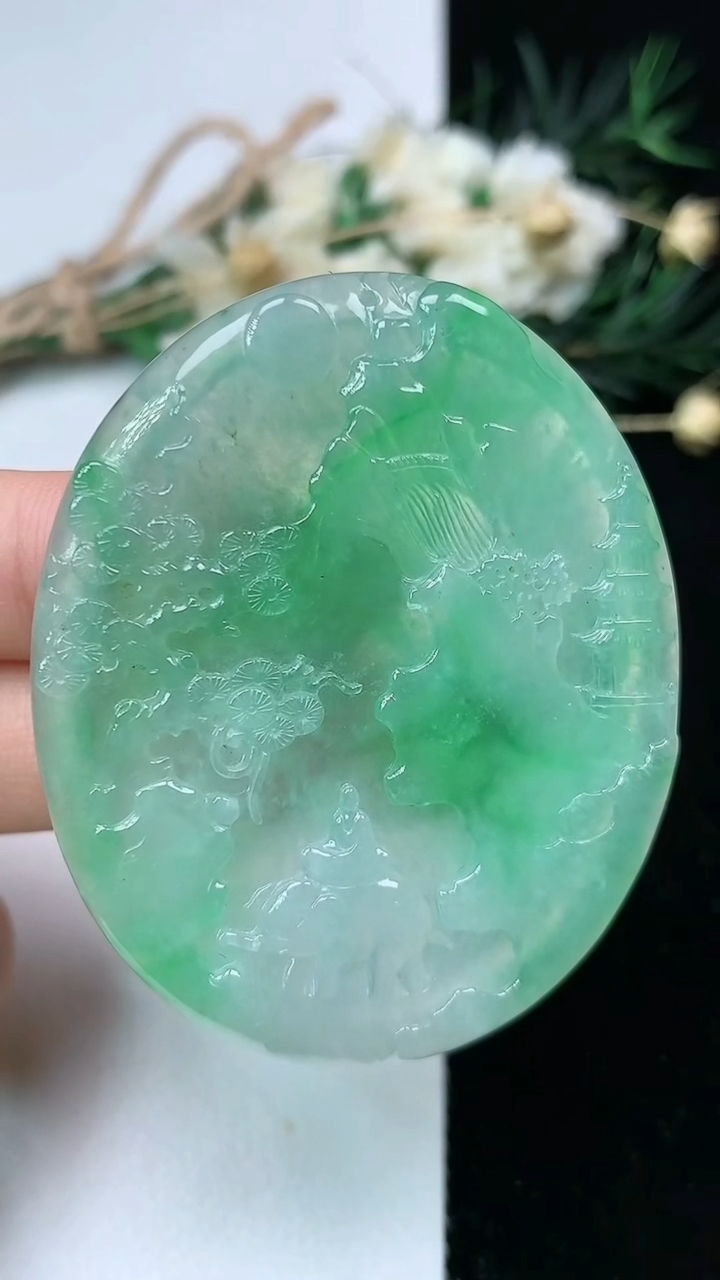 天然A货翡翠山水牌吊坠，尺寸52-43-5.2，重量:25.69g
7月19日