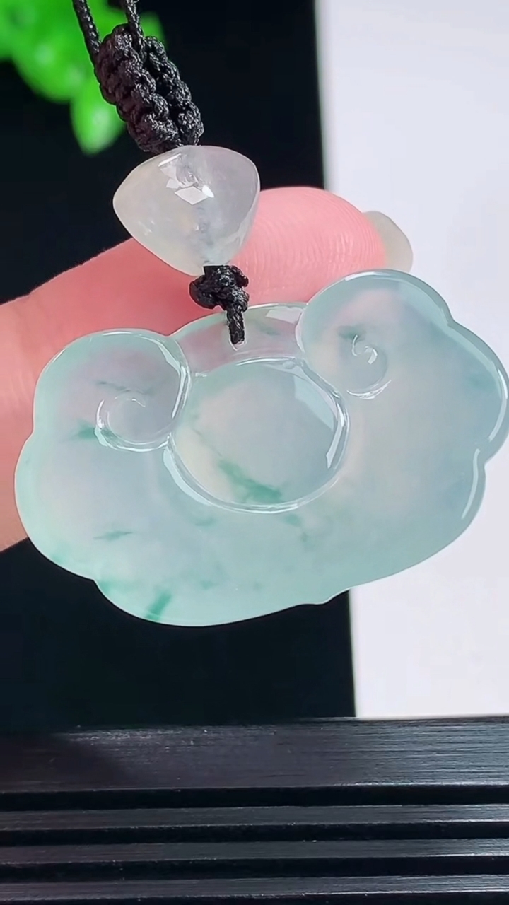 天然A货翡翠冰种飘花如意头吊坠，尺寸20-32-5.6 重量:7.86g
7月19日