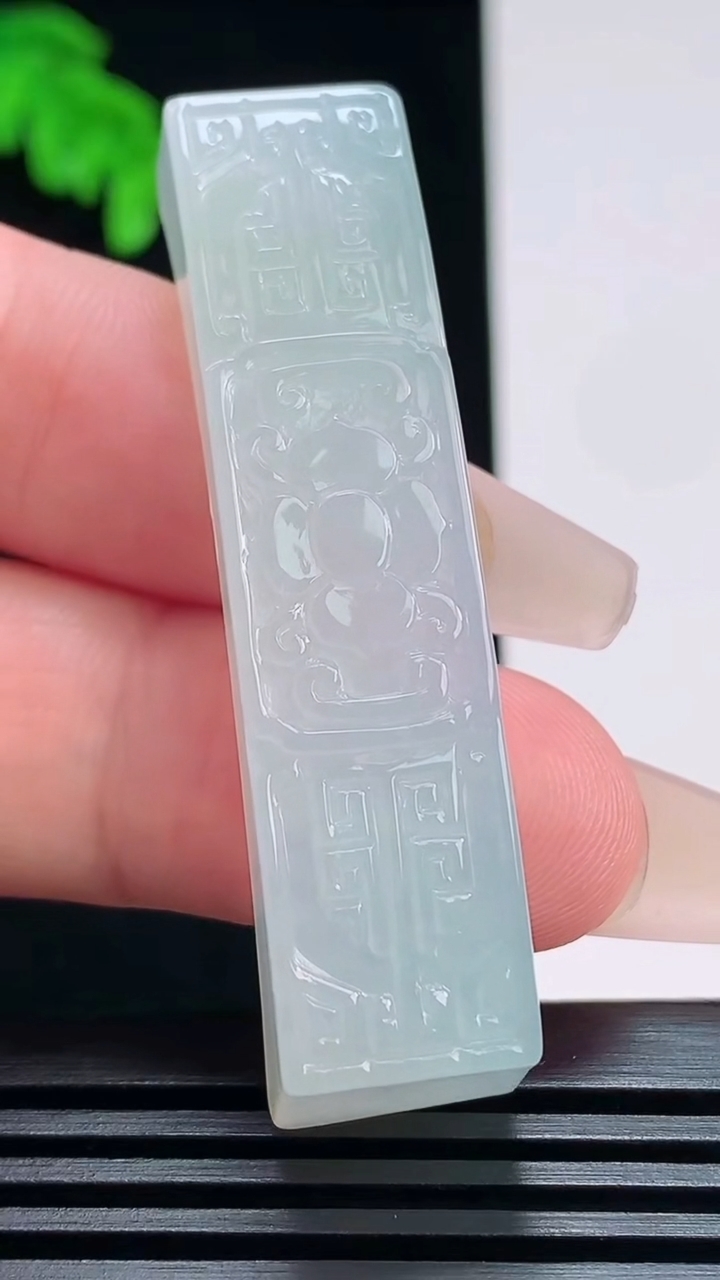 天然A货翡翠仿古牌手牌，尺寸54.5-12.8-11 重量:17.53g
7月19日