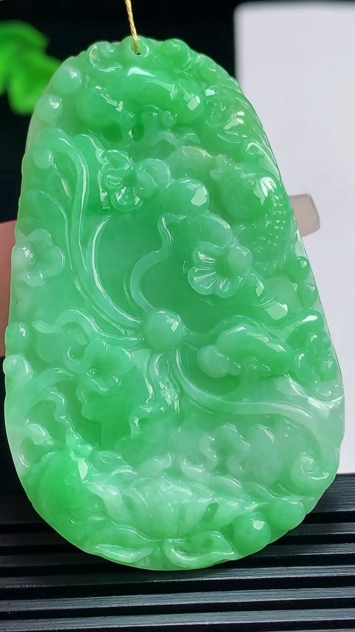 天然A货翡翠和和美美 荷叶鱼吊坠，尺寸58.6-36.5-8 重量:24.05g
7月19日