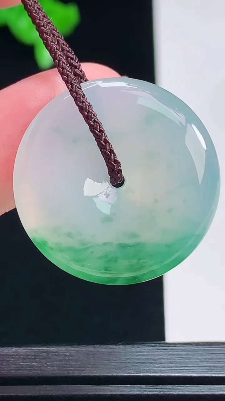 天然A货翡翠平安扣吊坠，尺寸25-4.6 重量:7.00g
7月19日