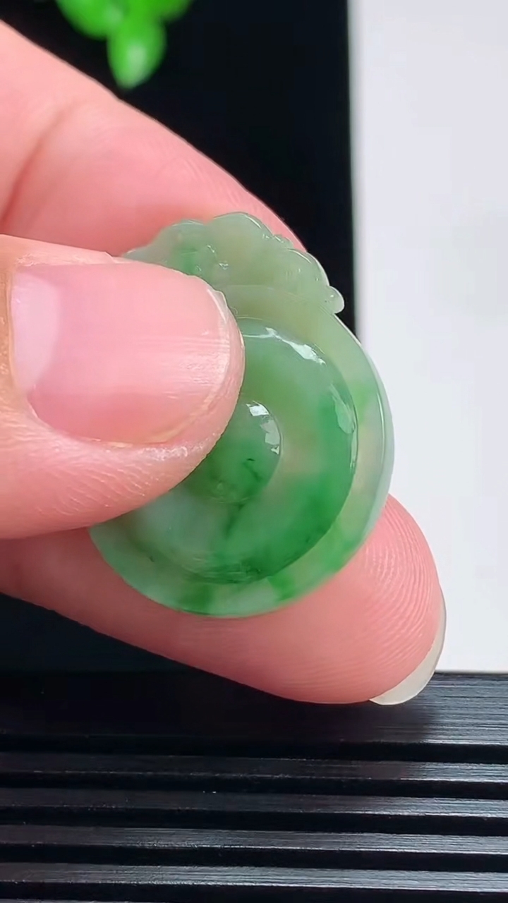 天然A货翡翠福贝吊坠，尺寸24-21-2.8 重量:3.00g
7月19日