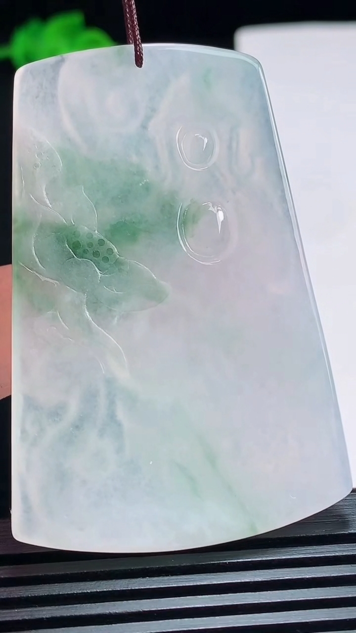 天然A货翡翠飘花大势至菩萨吊坠，尺寸58-39-5 重量:25.79g
7月19日