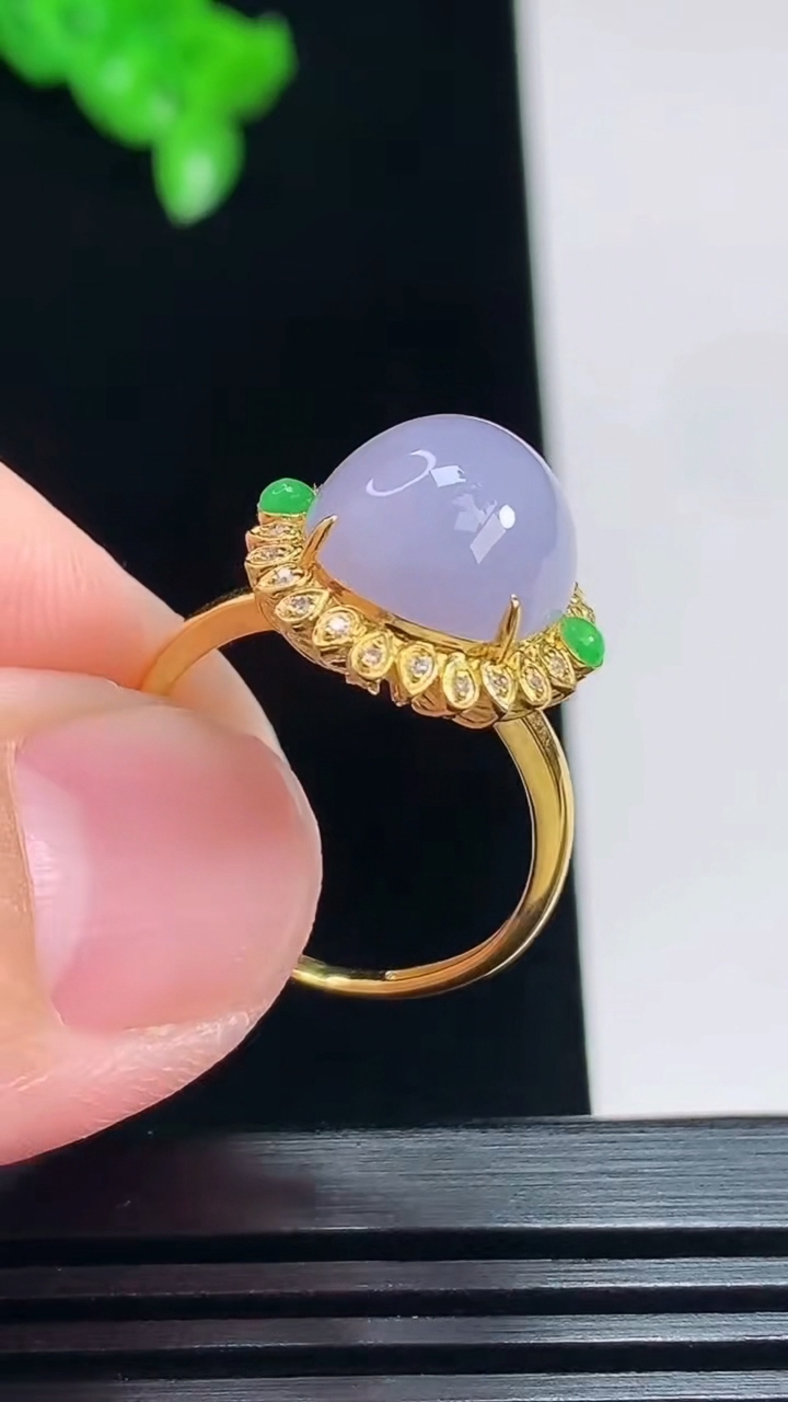 天然A货翡翠18k金紫罗兰蛋面戒指，尺寸17.8-13-10.5-10 重量:3.35g2026年7月19日
工厂直销收藏佳品,种好水足，色泽均匀，有种有色，上手高大气！