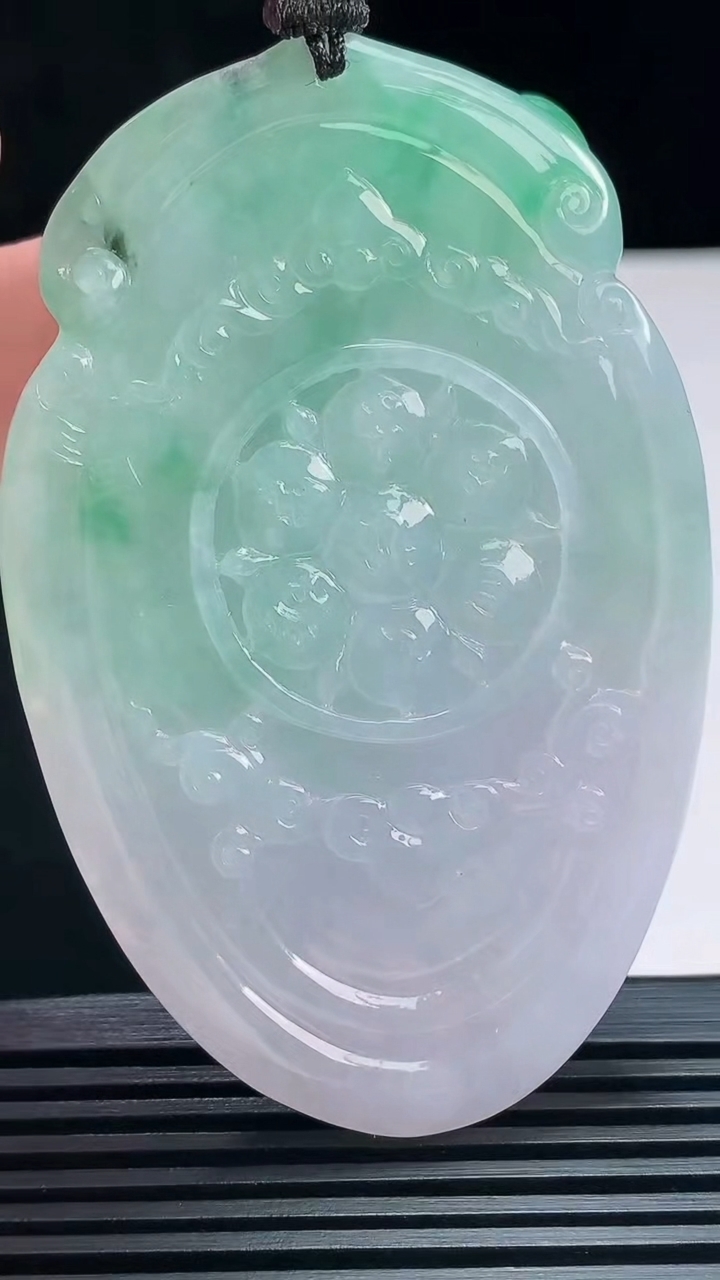 天然A货翡翠千手观音菩萨吊坠，尺寸70-46.5-11.5 重量:71.40g
7月19日