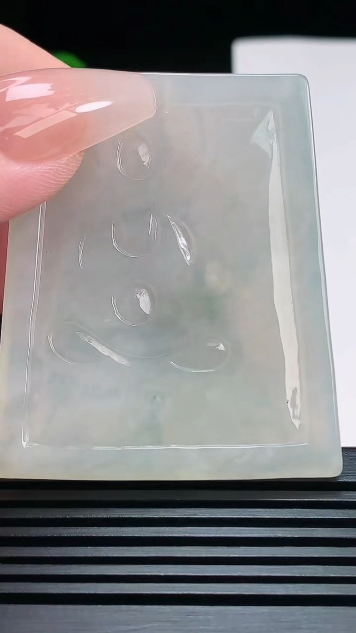 天然A货翡翠飘花大势至菩萨吊坠，尺寸56-46-5.2 重量:33.92g
7月19日