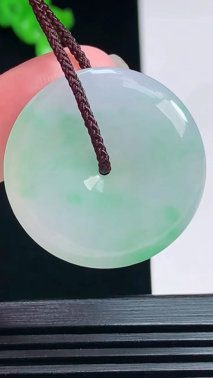天然A货翡翠平安扣吊坠，尺寸30-5.5 重量:10.35g
7月19日