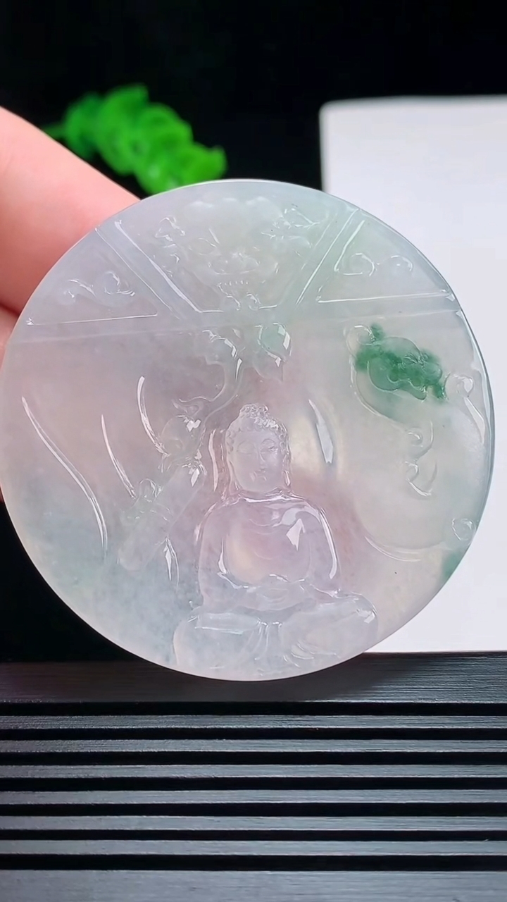 天然A货翡翠冰种飘花大日如来佛吊坠，尺寸52-5.2 重量:33.00g
7月19日