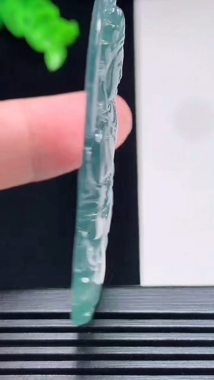 天然A货翡翠蓝水度母菩萨吊坠，尺寸55-33.5-4 重量:14.45g
7月19日