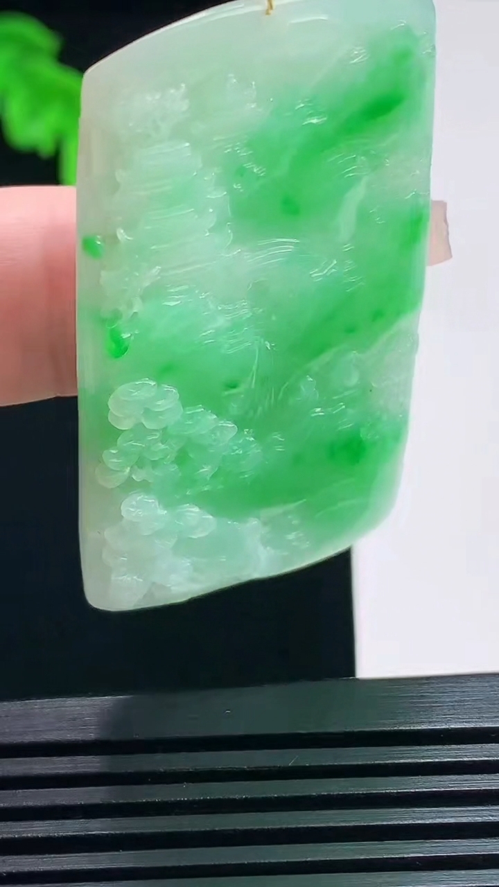天然A货翡翠山水牌吊坠，尺寸50-29-4.2 重量:14.01g
7月19日