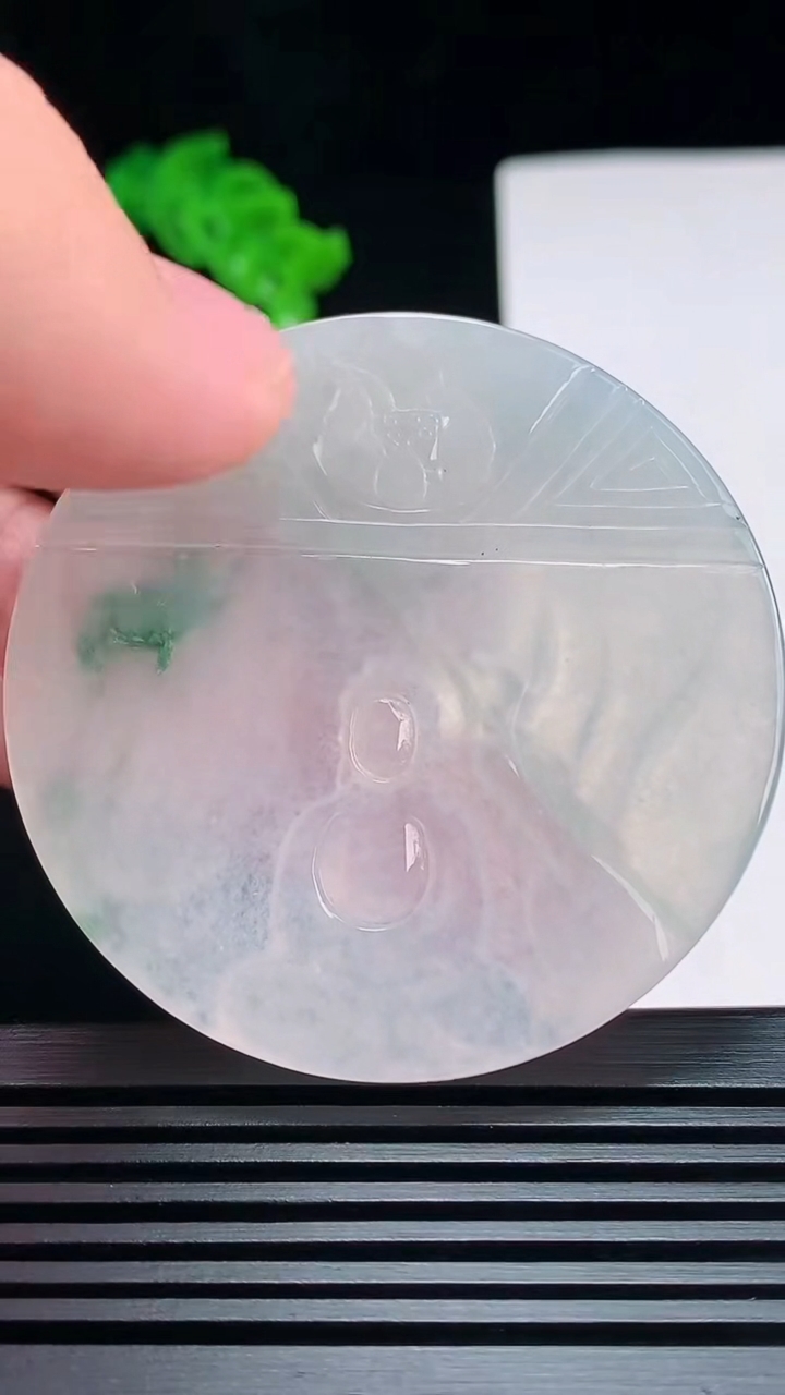 天然A货翡翠冰种飘花大日如来佛吊坠，尺寸52-5.2 重量:33.00g
7月19日