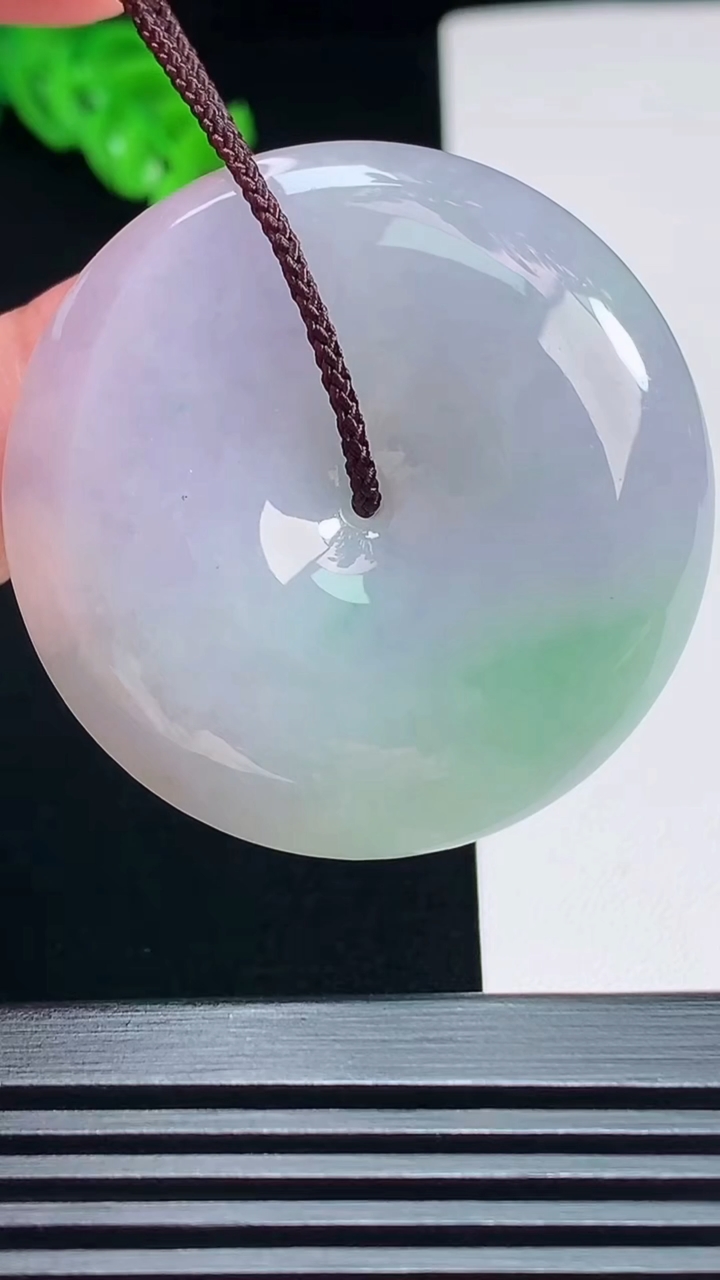 天然A货翡翠春带彩 紫罗兰平安扣吊坠，尺寸43-9.3 重量:35.04g
7月19日