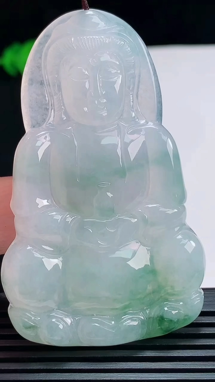 天然A货翡翠冰种飘花正装观音吊坠，尺寸66-41-5.5 重量:28.30g
7月19日