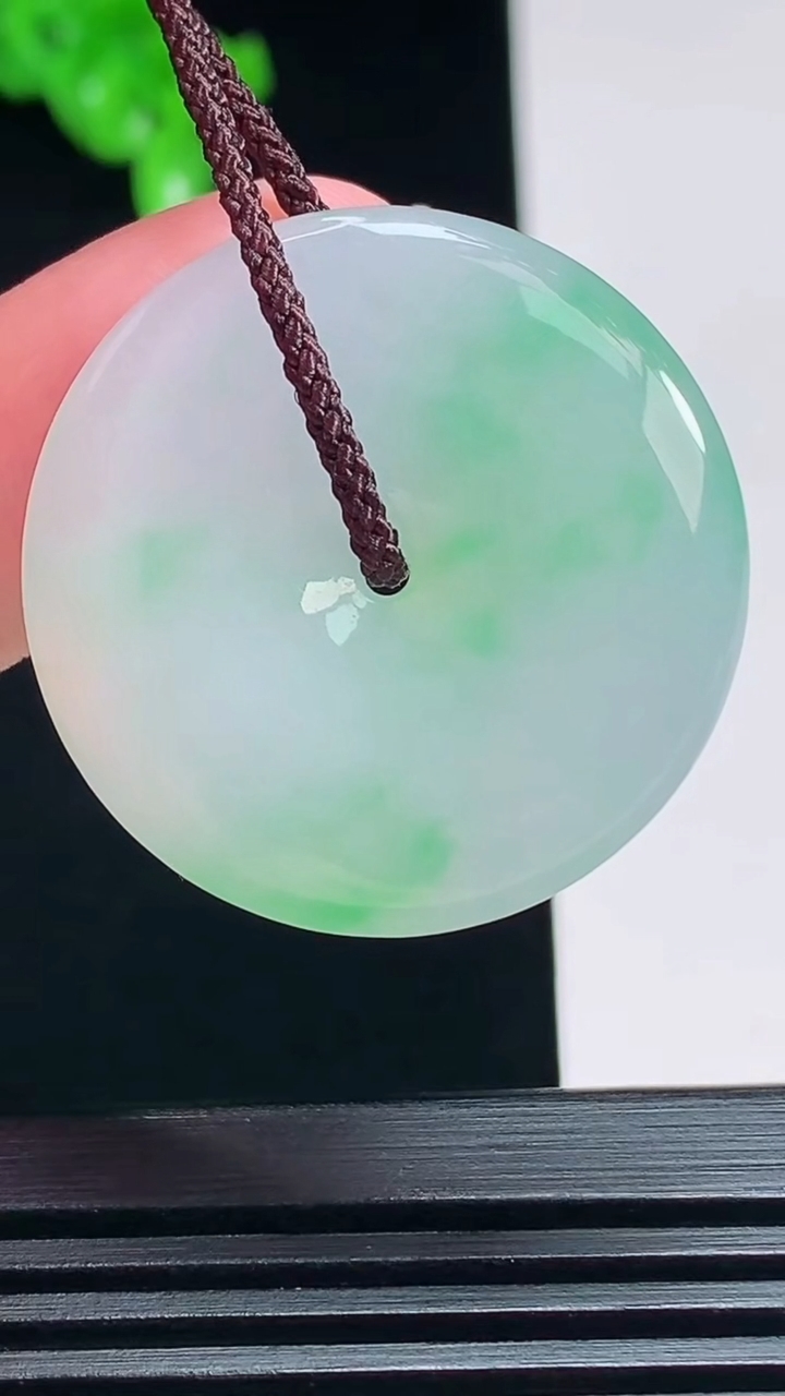 天然A货翡翠平安扣吊坠，尺寸30-5.5 重量:10.35g
7月19日