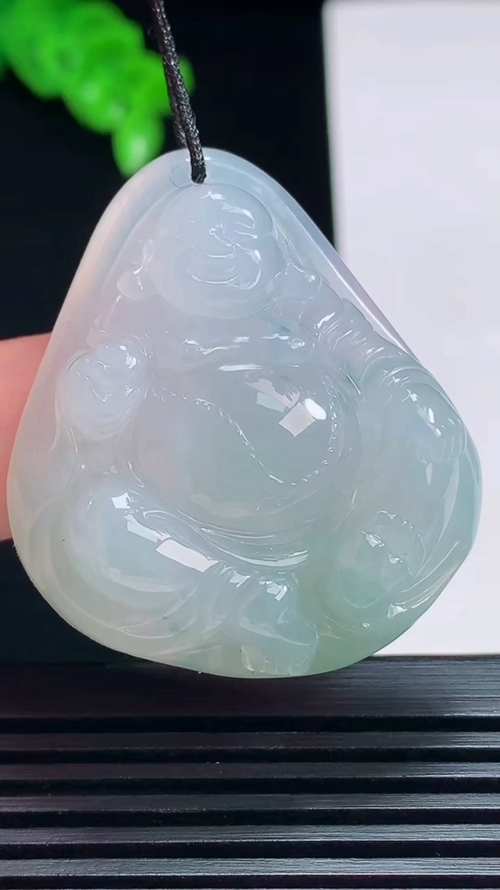 天然A货翡翠飘花逍遥佛吊坠，尺寸39.5-34.6-11 重量:24.81g
7月19日