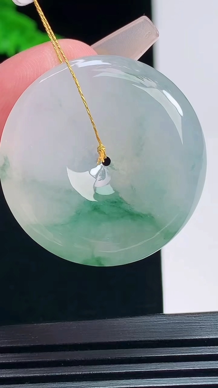 天然A货翡翠飘花平安扣吊坠，尺寸32-5.8 重量:12.17g
7月19日
