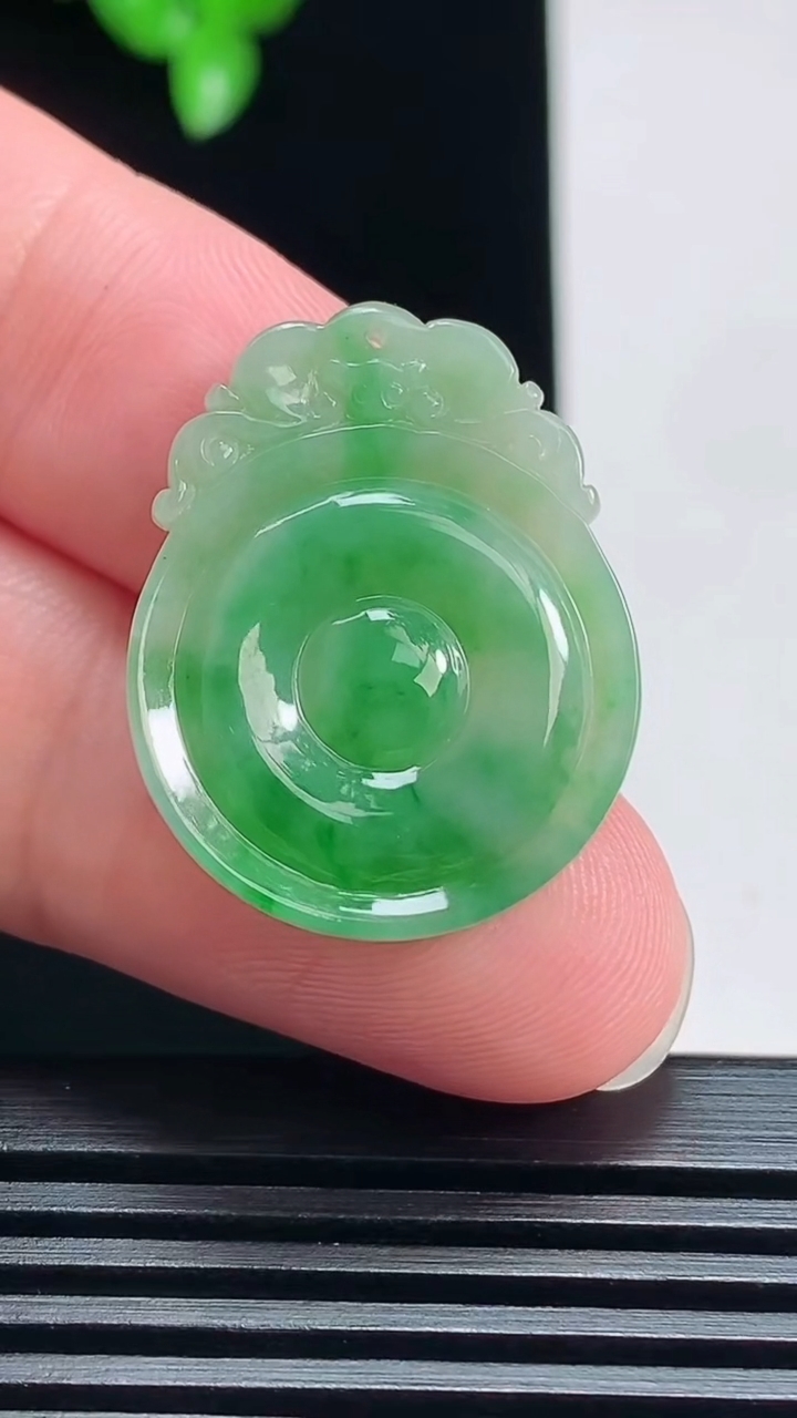 天然A货翡翠福贝吊坠，尺寸24-21-2.8 重量:3.00g
7月19日