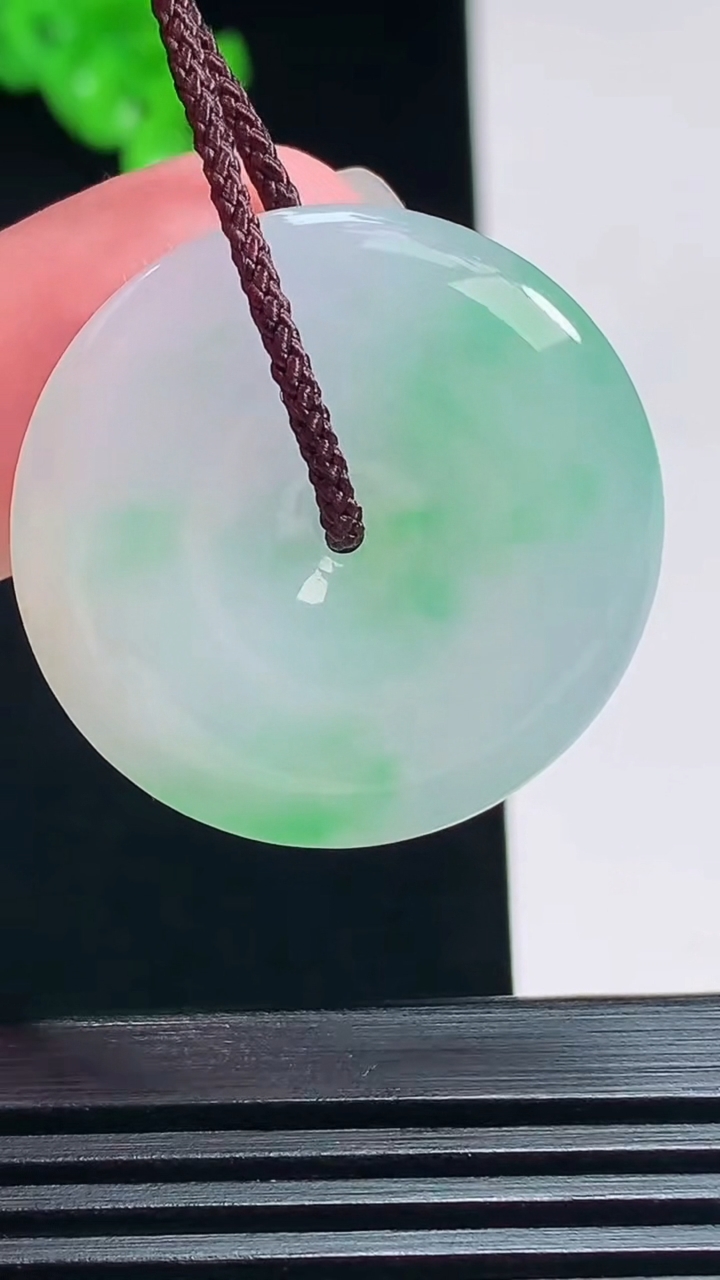 天然A货翡翠平安扣吊坠，尺寸30-5.5 重量:10.35g
7月19日