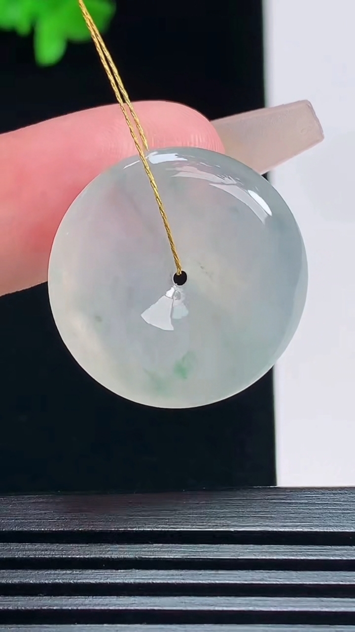 天然A货翡翠冰种飘花平安扣吊坠，尺寸24-5.2 重量:6.59g
7月19日