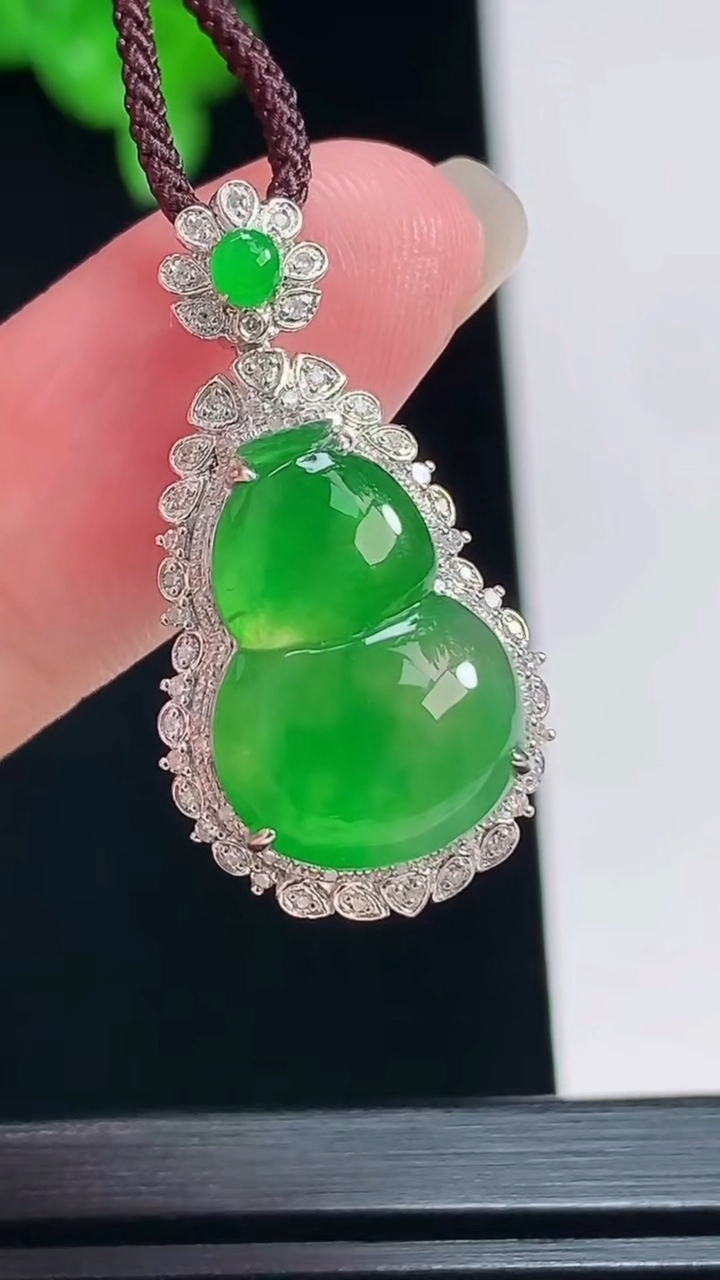 天然A货翡翠葫芦吊坠，尺寸28.5-15-10，裸石16.5-11.5 重量:3.94g
7月19日