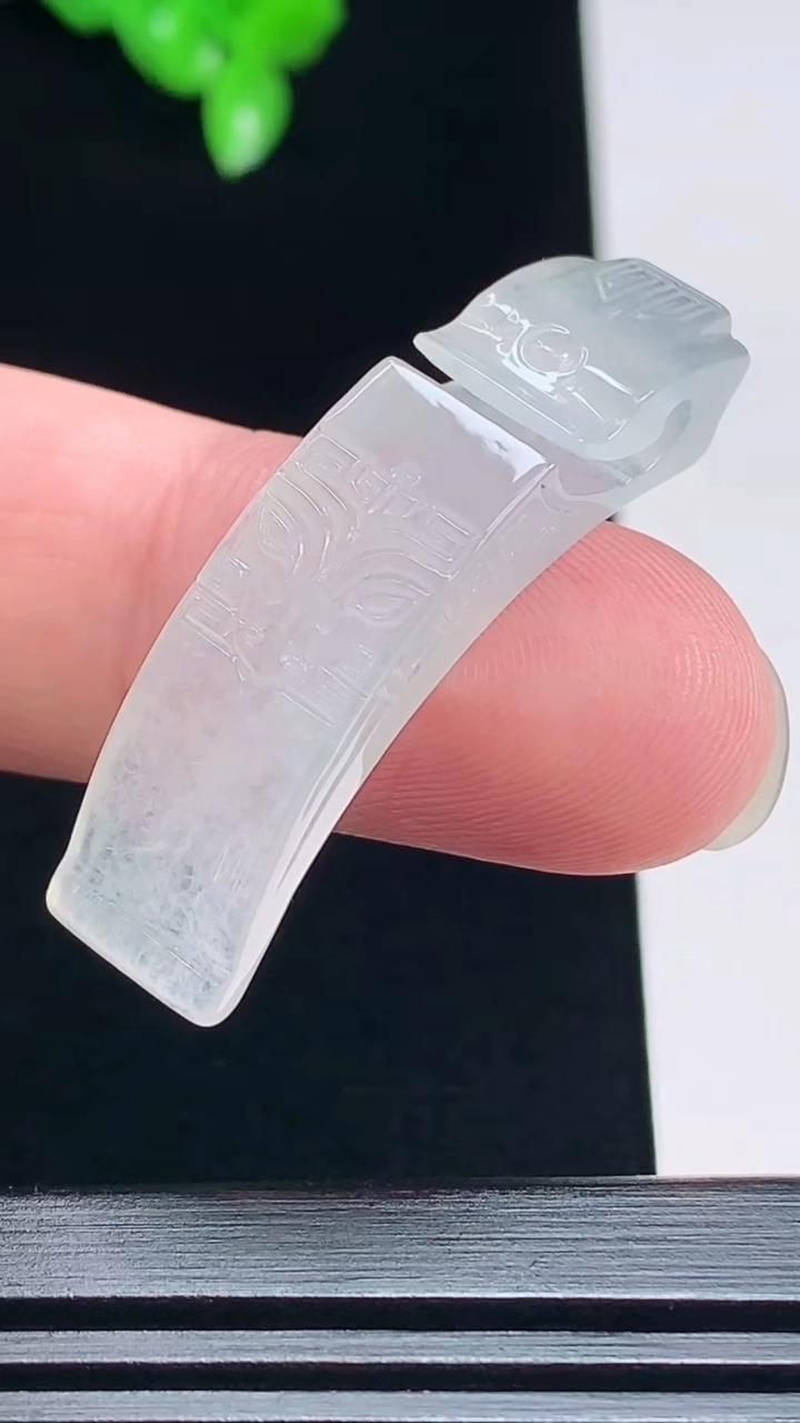 天然A货翡翠飘花仿古无事牌手牌，尺寸39-9.8-6.8 重量:6.59g
7月19日
