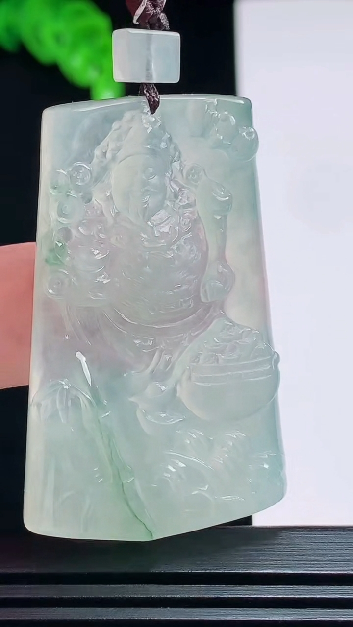 天然A货翡翠财神爷吊坠，尺寸47-29-5.8 重量:19.18g
7月19日