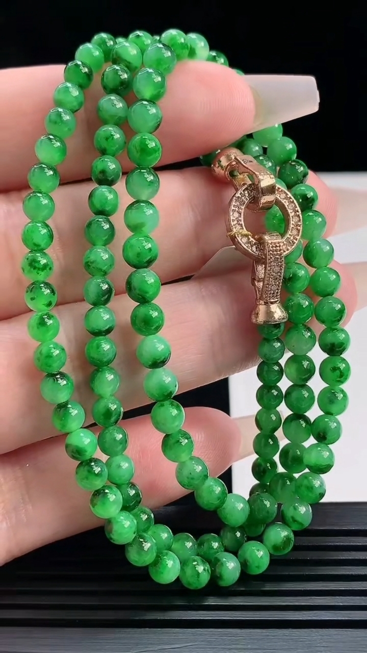 天然A货翡翠圆珠项链，尺寸4.5-119颗 重量:22.48g7月19日
工厂直销收藏佳品,种好水足，色泽均匀，有种有色，上手高大气！