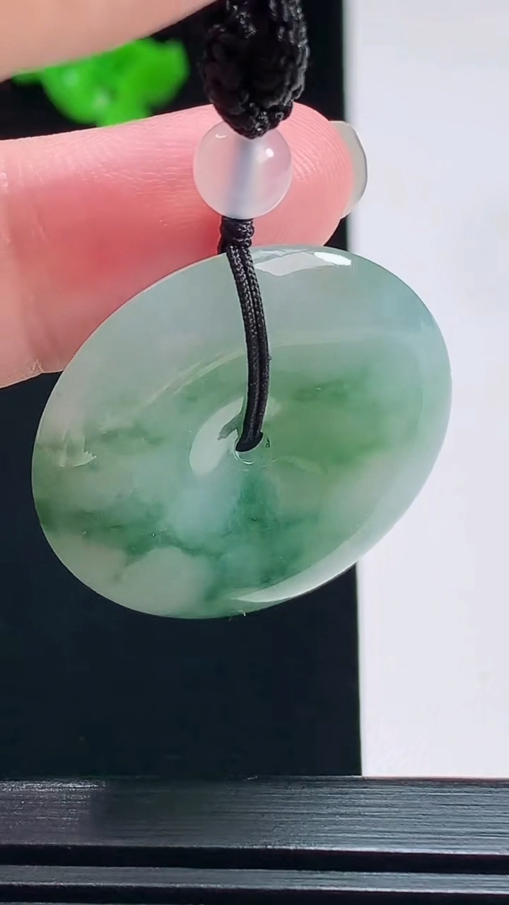 天然A货翡翠飘花平安扣吊坠，尺寸30-5.6 重量:13.87g
7月19日