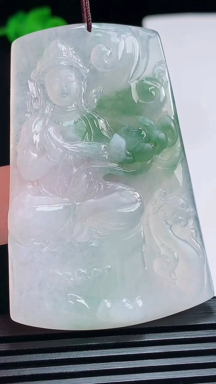 天然A货翡翠飘花大势至菩萨吊坠，尺寸58-39-5 重量:25.79g
7月19日