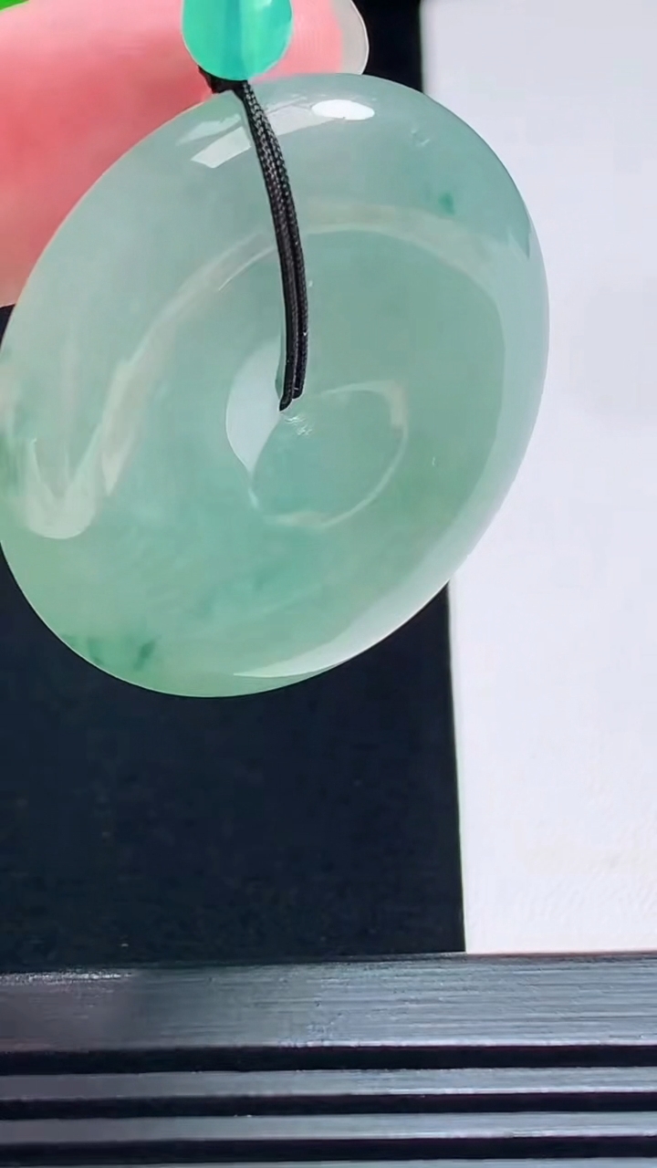 天然A货翡翠飘花平安扣吊坠，尺寸37-5.5 重量:16.84g
7月19日