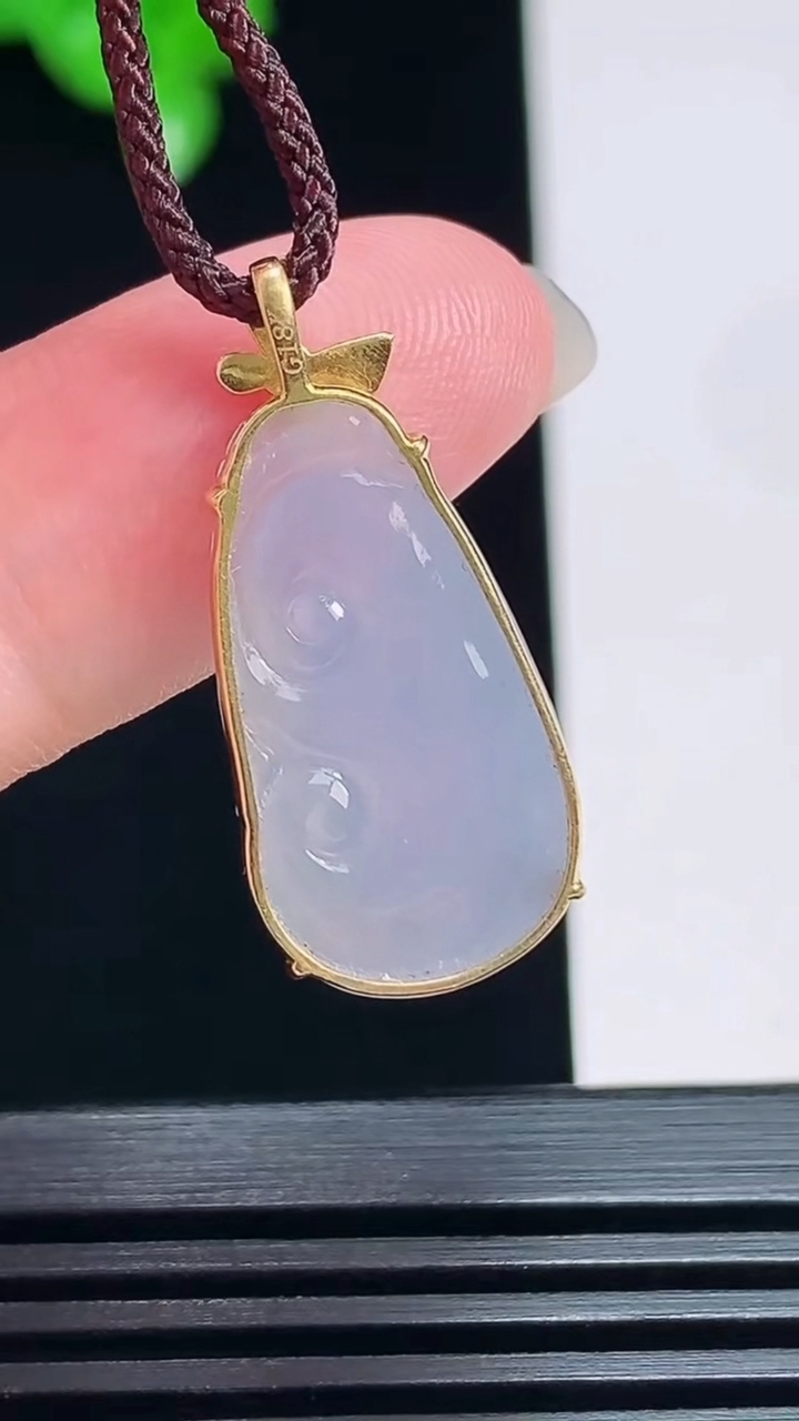 天然A货翡翠种紫罗兰如意吊坠，尺寸27.6-12.5-4，裸石21-12.5 重量:2.43g
7月19日