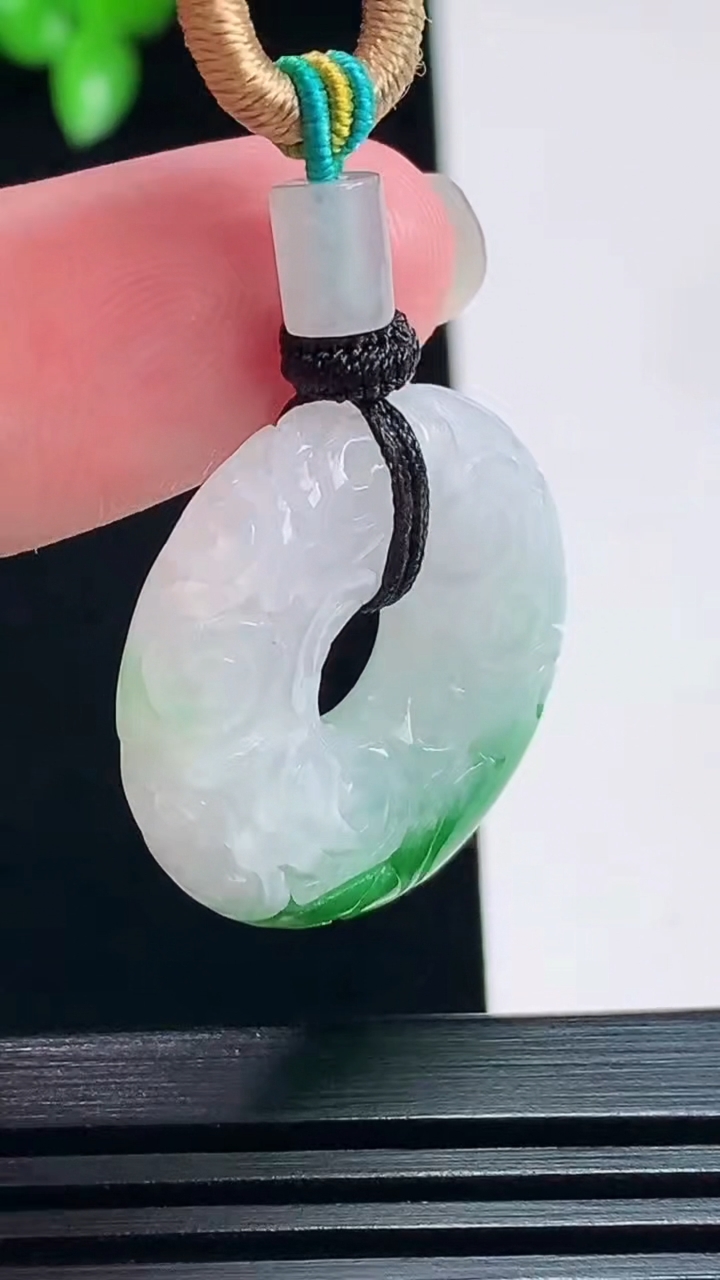 天然A货翡翠雕花平安环吊坠，尺寸25-7 重量:10.16g
7月19日