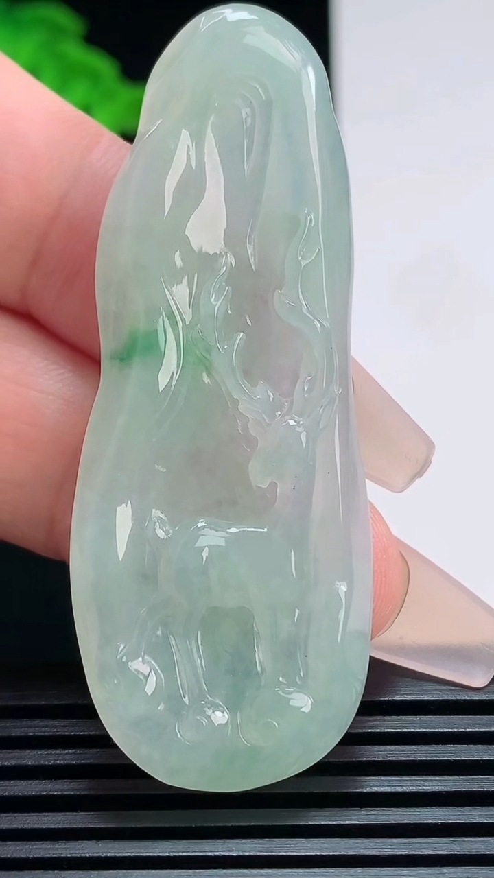 天然A货翡翠一路发 鹿牌吊坠，尺寸60-23-5.5 重量:15.69g
7月19日