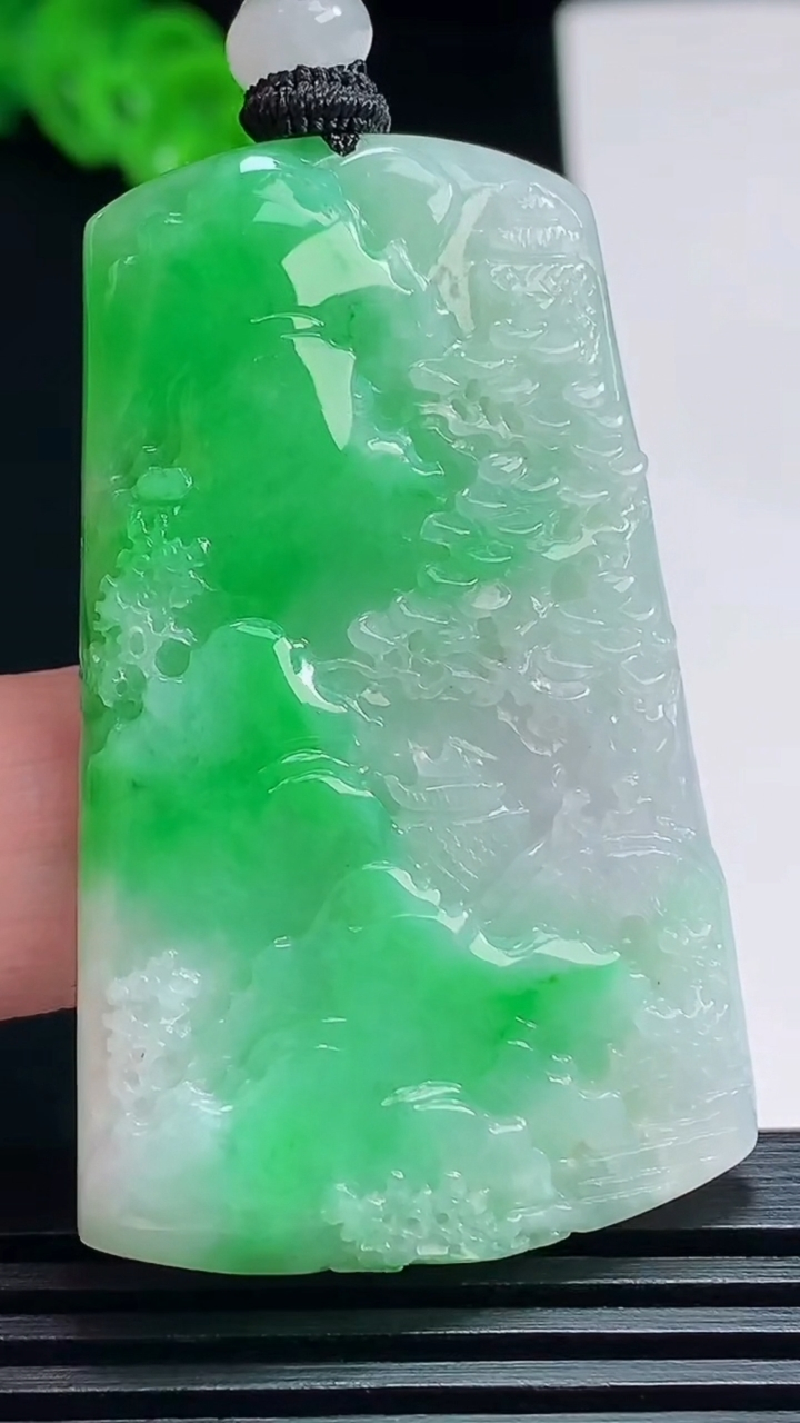 天然A货翡翠山水牌吊坠，尺寸50-31.6-5.8 重量:24.53g
7月19日