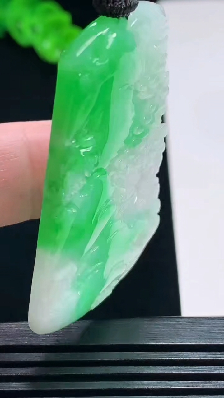 天然A货翡翠山水牌吊坠，尺寸50-31.6-5.8 重量:24.53g
7月19日
