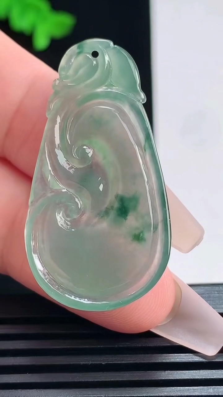 天然A货翡翠飘花如意吊坠，尺寸41.5-22-4 重量:5.93g
7月19日
