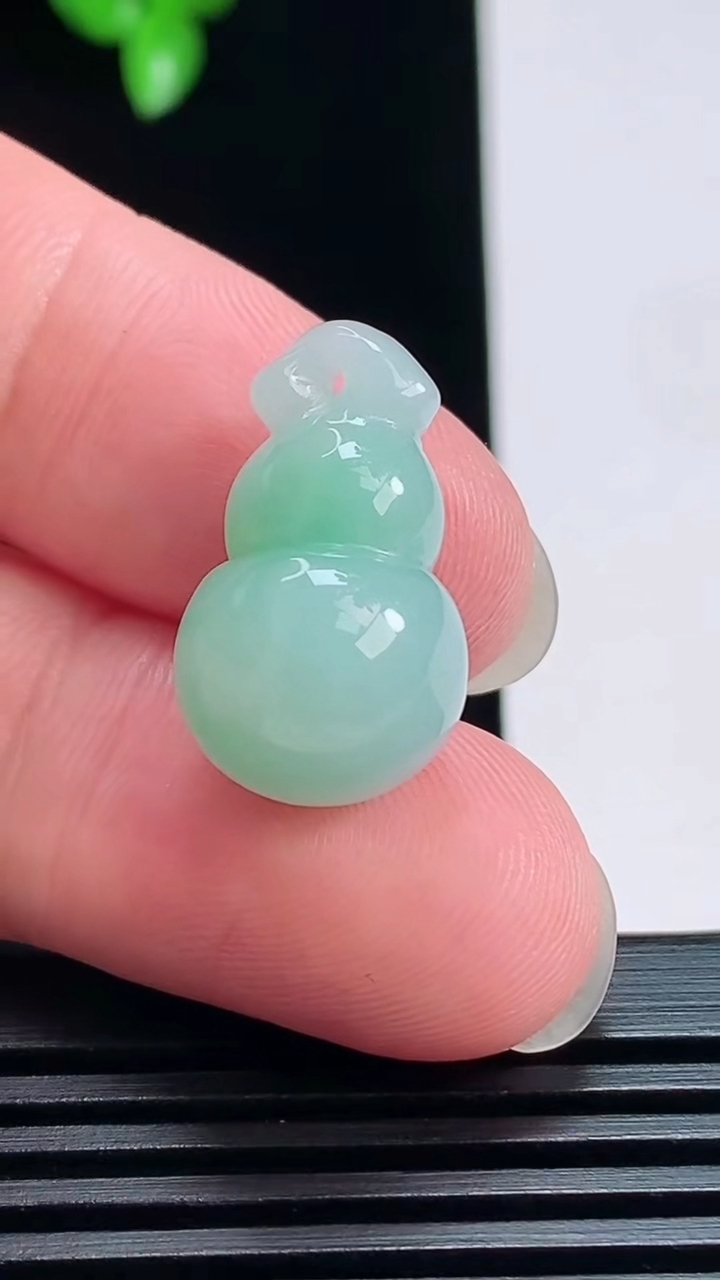 天然A货翡翠葫芦吊坠，尺寸21-13 重量:4.90g
7月19日