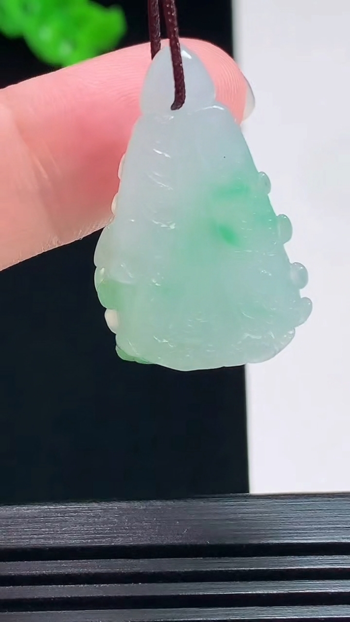 天然A货翡翠白菜吊坠，尺寸30-18.5-9.5 重量:6.97g
7月19日