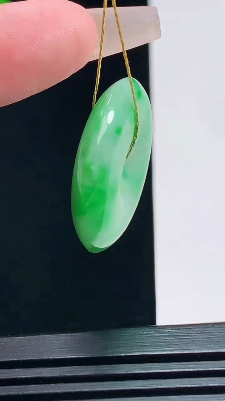 天然A货翡翠平安扣吊坠，尺寸26.5-6.2 重量:9.00g
7月19日