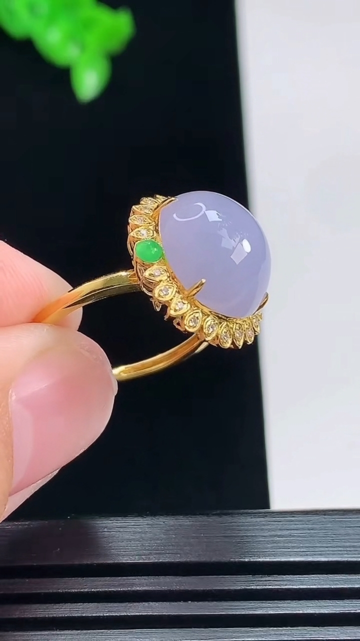 天然A货翡翠18k金紫罗兰蛋面戒指，尺寸17.8-13-10.5-10 重量:3.35g2026年7月19日
工厂直销收藏佳品,种好水足，色泽均匀，有种有色，上手高大气！