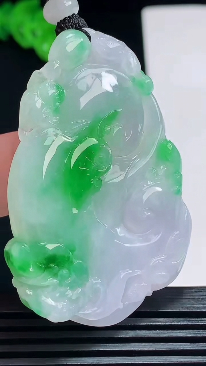天然A货翡翠如意吊坠，尺寸51-37-5.5 重量:24.88g
7月19日