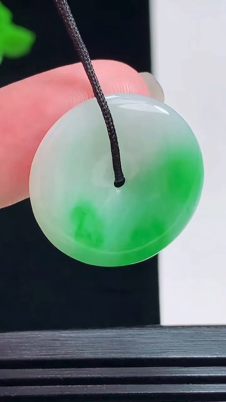 天然A货翡翠平安扣吊坠，尺寸23-3.8 重量:4.36g
7月20日