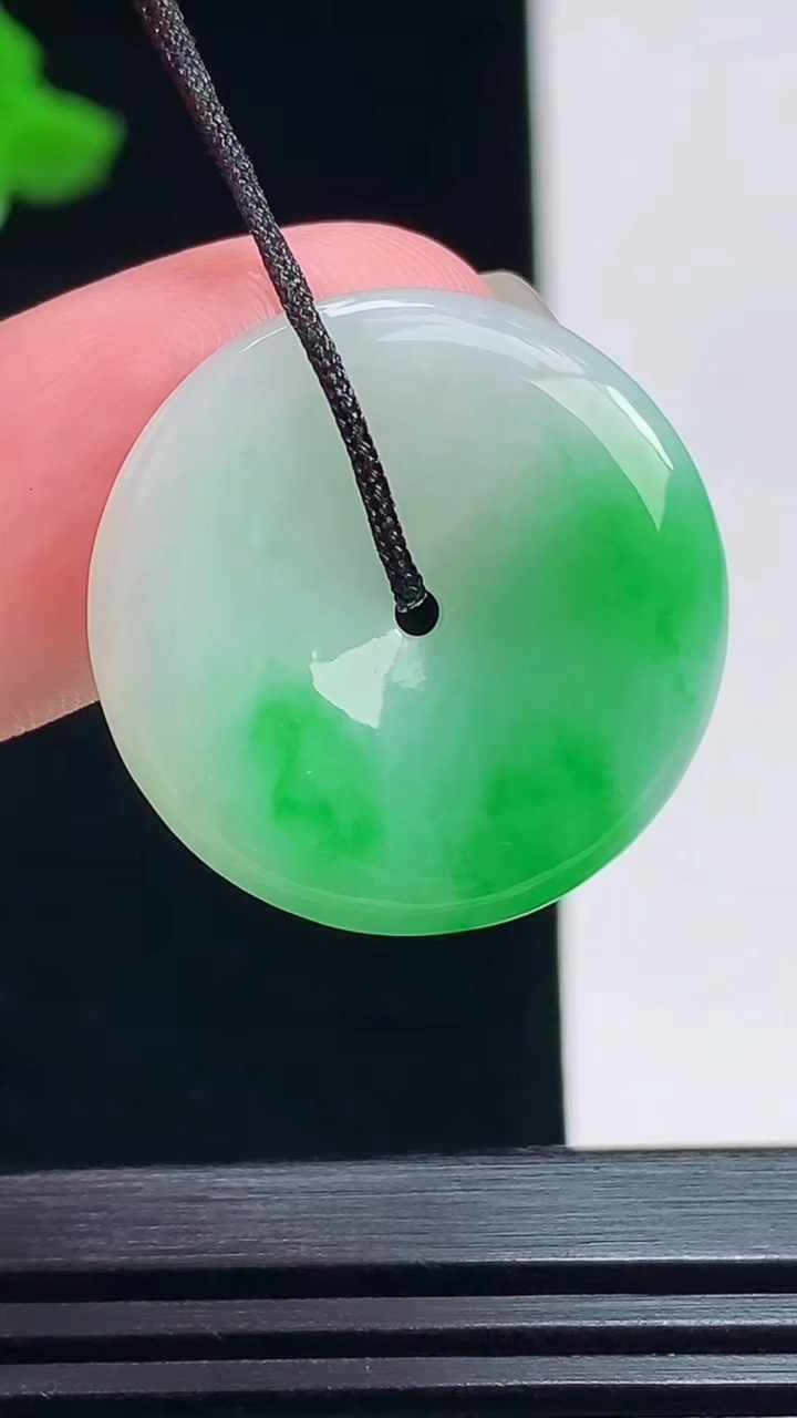天然A货翡翠平安扣吊坠，尺寸23-3.8 重量:4.36g
7月20日