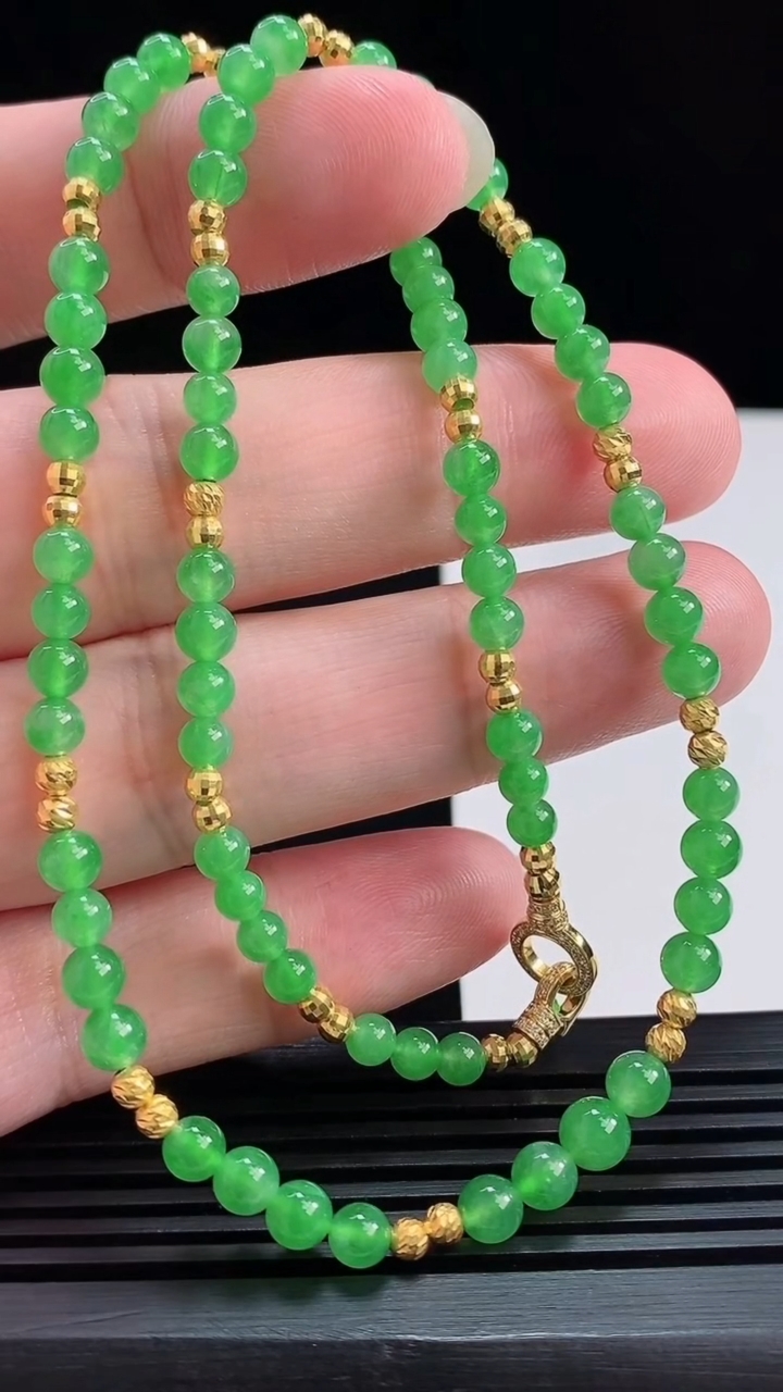 天然A货翡翠圆珠项链，尺寸4.2-74颗 重量:11.95g
7月20日