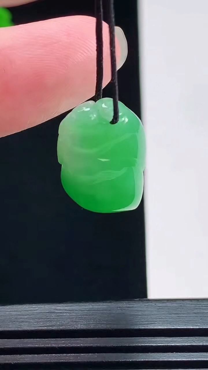 天然A货翡翠福瓜吊坠，尺寸21-13-7 重量:3.81g
7月20日