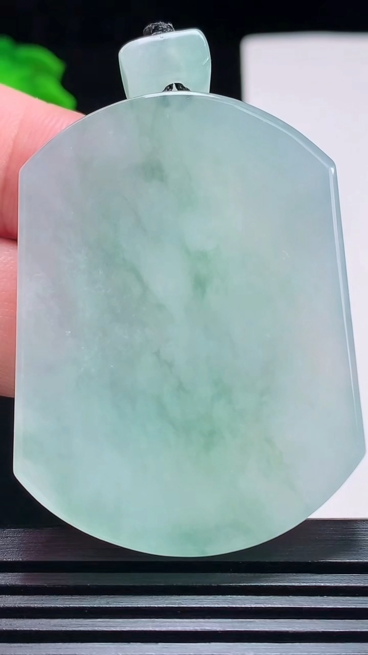 天然A货翡翠冰种飘花无事牌吊坠，尺寸51-38.5-5.5 重量:33.77g
7月20日